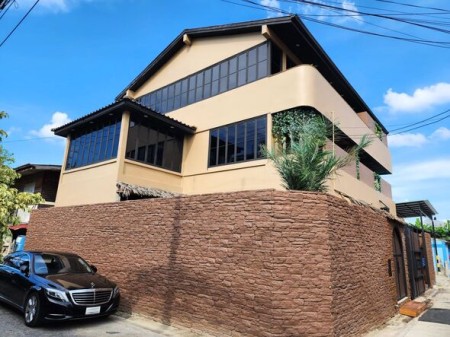 ขาย บ้าน ใกล้รถไฟฟ้าสายสีเหลือง พร้อมบาร์วิวเมือง180องศา บ้านพูลวิลล่าศรีนครินทร์ พูลวิลล่าสุดหรู3ชั้น พูลวิลล่าสไตล์รีสอร์ทใกล้อ่อนนุช